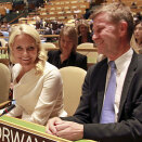 7. - 9. juni: Kronprinsessen deltar på FNs Generalforsamlings Høynivåmøte om AIDS i New York. Her i på Norges plass i salen sammen med statsråd Erik Solheim (Foto: UD/Scanpix)